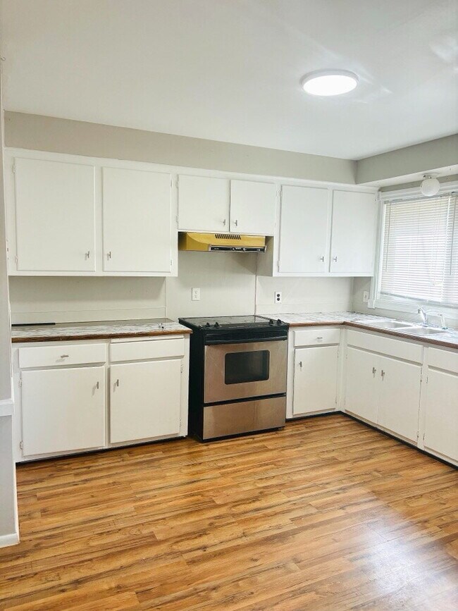 Foto del edificio - "Charming Saginaw Duplex: Spacious 2-Bedroom Haven with Gleaming Hardwood Floors!"