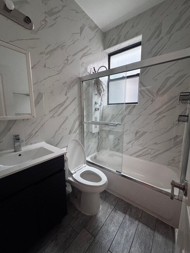 Foto del edificio - 124-14 Metropolitan Ave