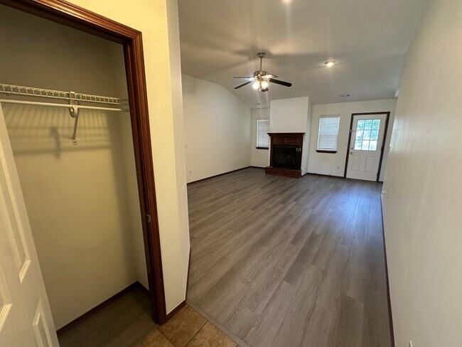 Foto del edificio - 913 Linden St