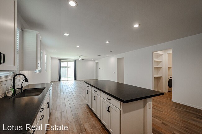 Building Photo - 4 br, 2.5 bath House - 10765 W Garfield St