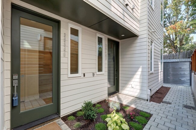 Building Photo - Beautiful 2bd, 2ba Townhome Available in C...