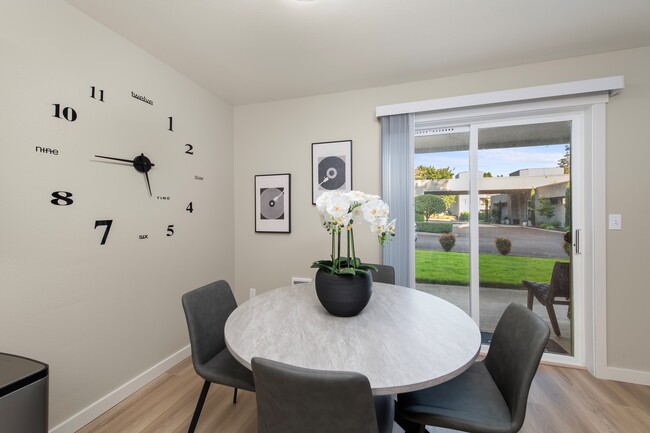 Model dining room - Regency Apartments