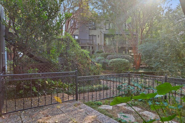 Foto del edificio - 1330 Roxbury Ct