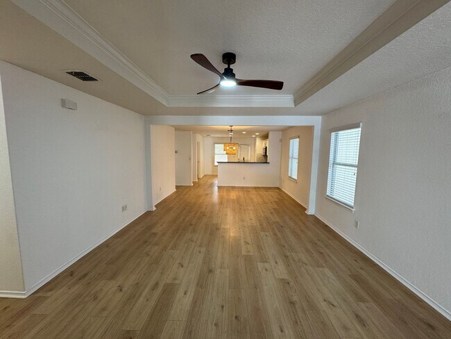 Foto del edificio - CUTE ONE STORY FEATURING WOOD STYLE VINYL ...