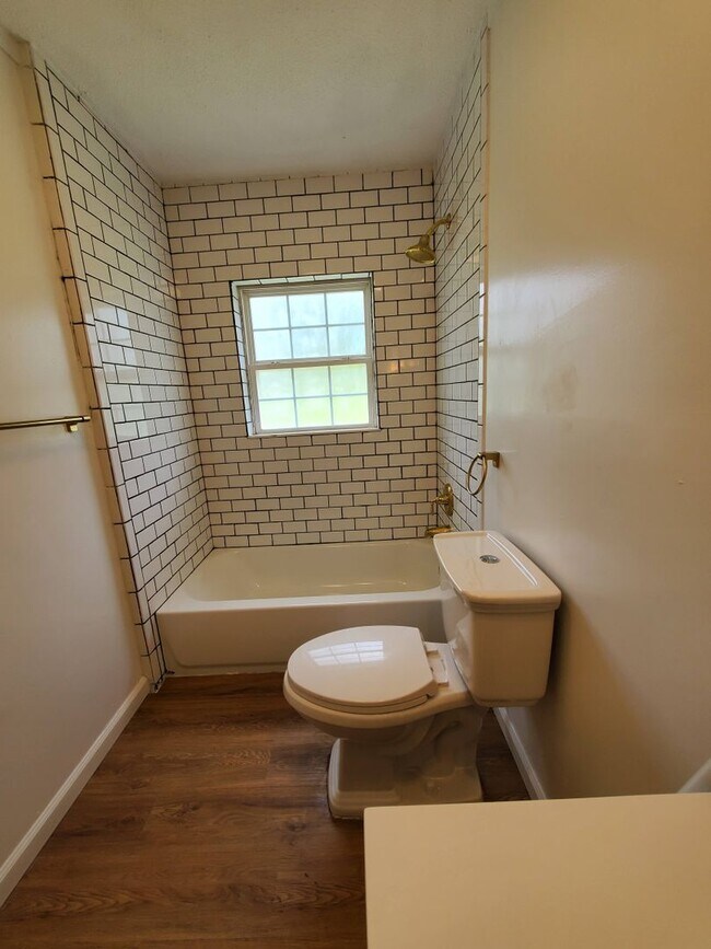 Foto del edificio - !!500!! Move-IN Discount  Spacious 4BR/2BA Home with Brick Exterior, Large Open Living Area, and ...