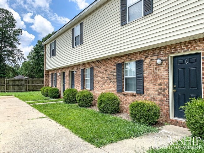 Building Photo - CUTE Farmville Townhouse
