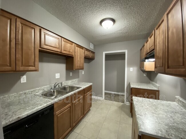 Building Photo - 3340 Cloudland Dr