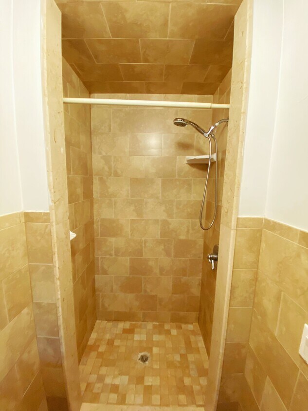 Foto principal - 1441 W 9th St