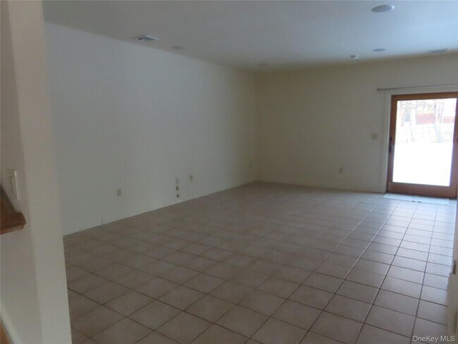 Foto del edificio - 71 Railroad Ave