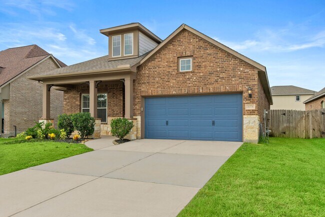 Building Photo - Come visit this beautiful home in the gate...