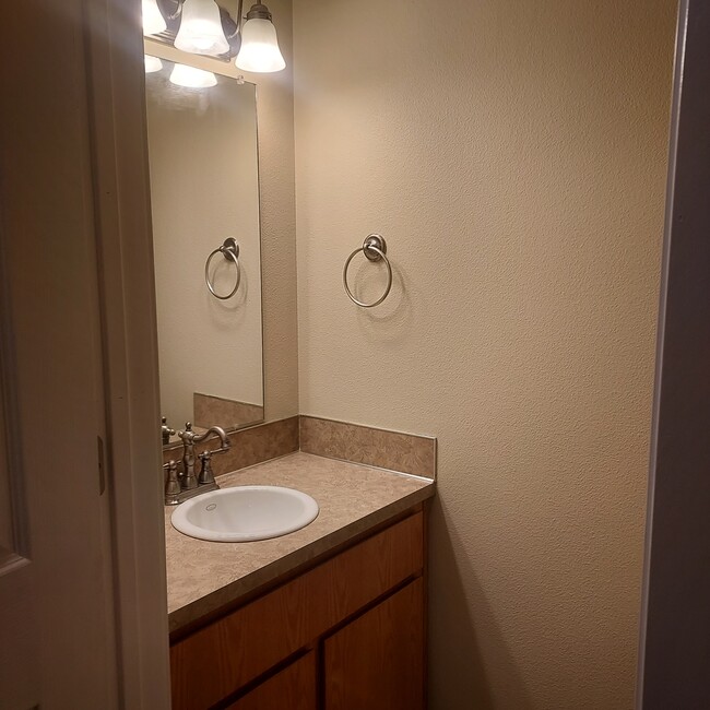 Lower Bath - 7910 SE 67th Ave
