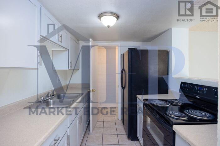 Foto principal - 3Bed/1Bath House at 48th/Broadway! $199 MO...