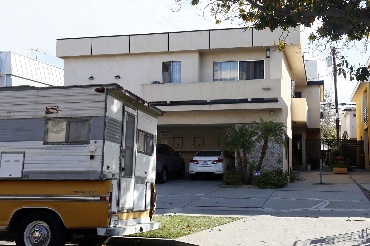 Foto del edificio - 3646 Clarington Ave