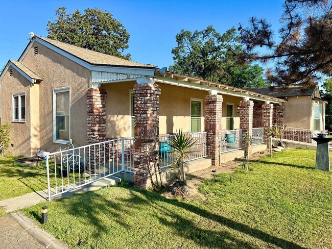 Building Photo - 4 br, 2 bath House - 1120 S Clovis Ave