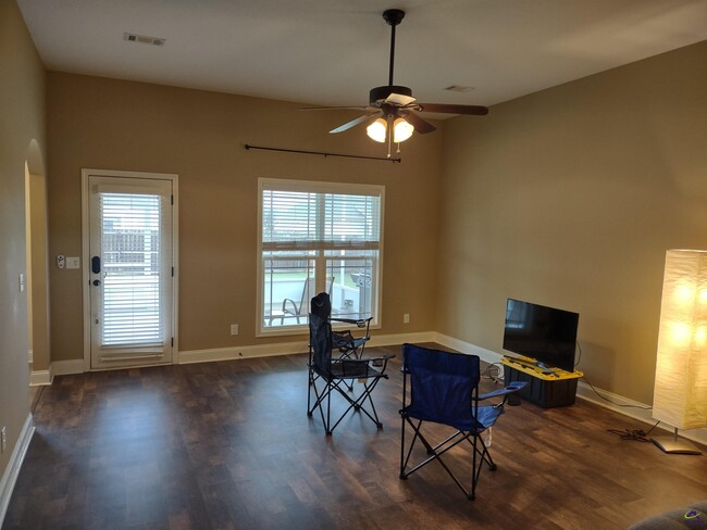 Building Photo - 304 S Charity Ln