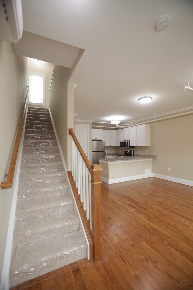 Building Photo - 1008 Pendleton St