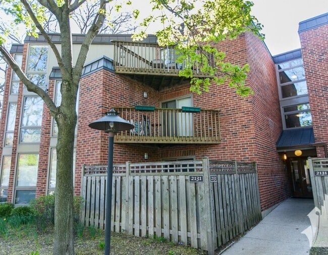Building Photo - 2131 N Larrabee St