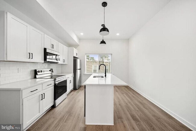 Building Photo - 1305 W Clearfield St