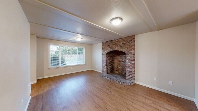 Foto del edificio - Beautiful 3 Bedroom 2 Bath Duplex for Rent...