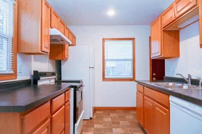 Building Photo - Huge 5 Bed 2 Bath Home for Rent! Great Loc...