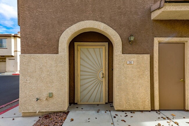 Building Photo - 2 Bed, Den, 1 Car Garage, Gated Northwest Condo