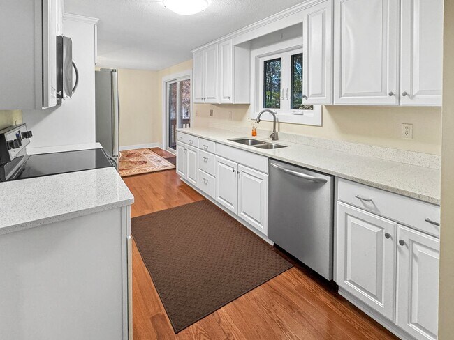 Foto del edificio - 15858 Lake Ave