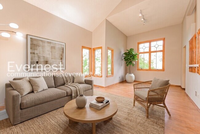Foto del edificio - 3 Bed, 2.5 Bath Home with Deck & Garage / Available Soon!