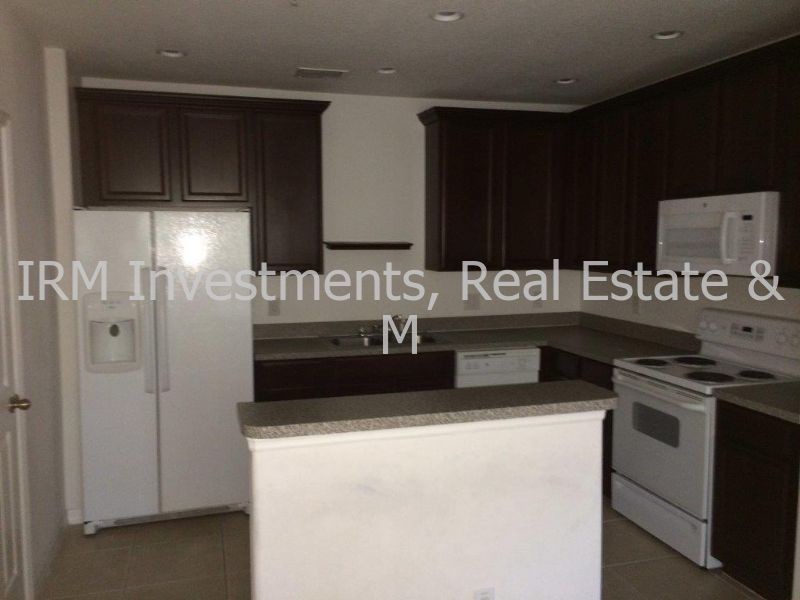 Building Photo - 3 bed 2 bath townhome w garage