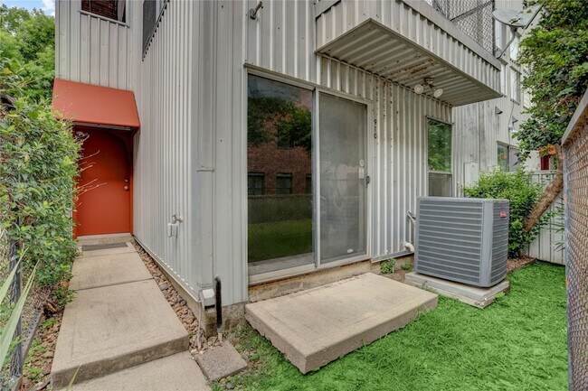 Building Photo - 910 Ruthven St