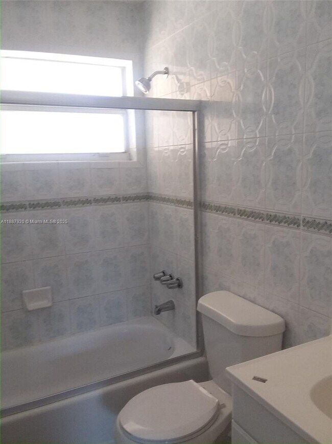 Foto del edificio - 1773 NE 146th St