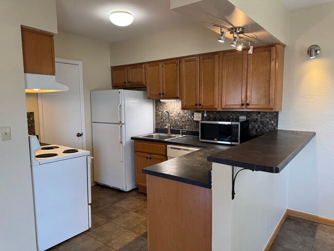 Building Photo - 625 Manhattan Pl