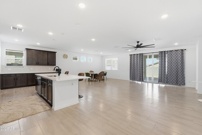 Foto del edificio - 4650 Gilbert Ln