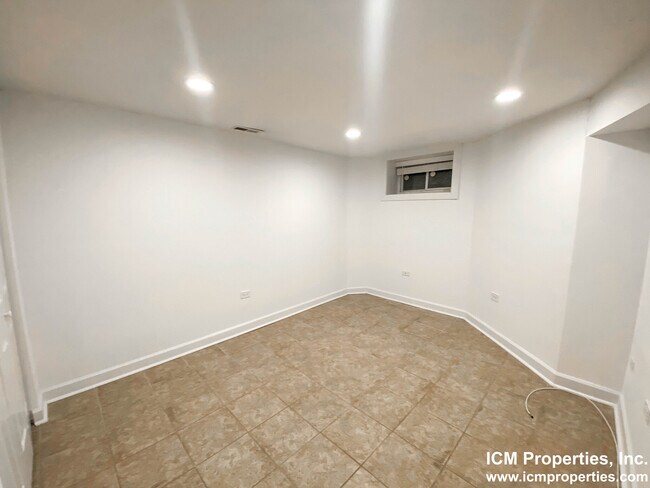 Building Photo - 2450 N Southport Ave