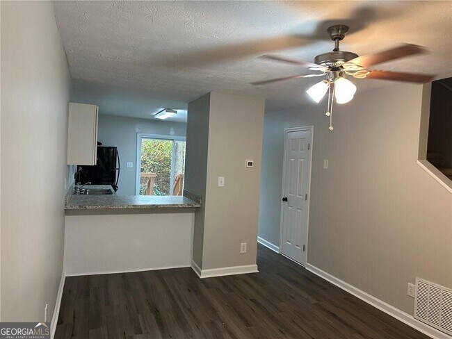 Foto del edificio - 5144 Spring St