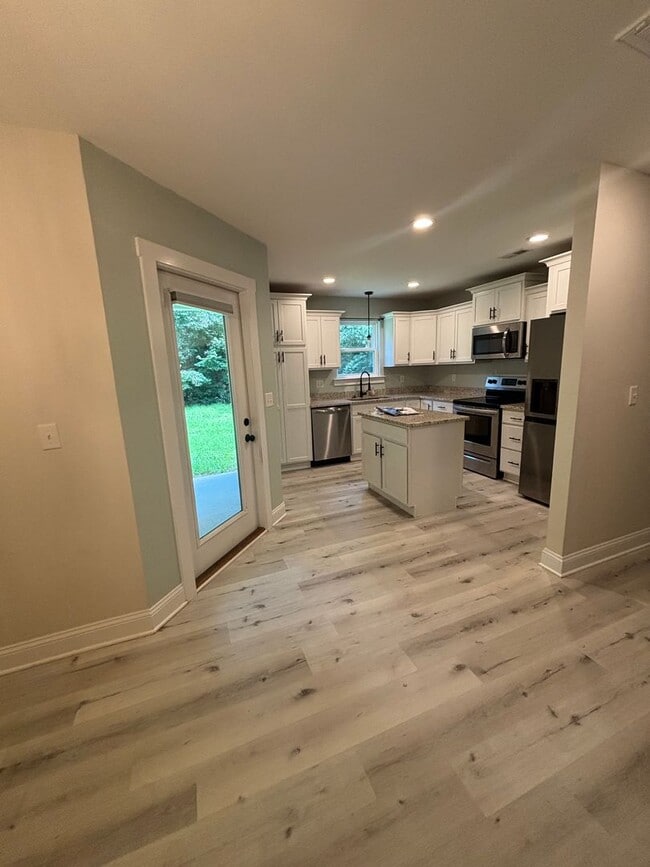 Building Photo - Newly Renovated & Move in ready