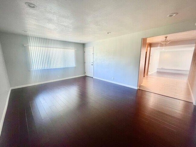 Foto del edificio - 3-Bedroom 2 Bathroom Home in Irvington Fre...