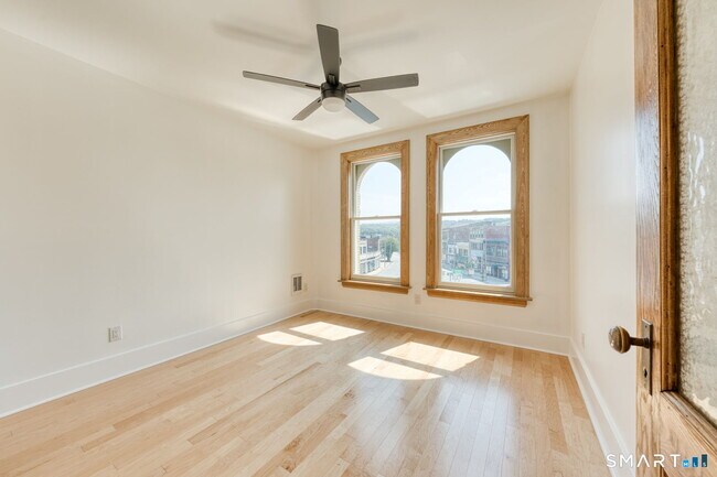 Building Photo - 11 Main St