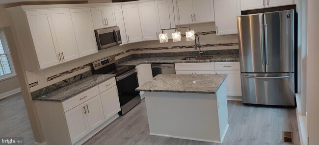 Building Photo - 347 Hillside Terrace