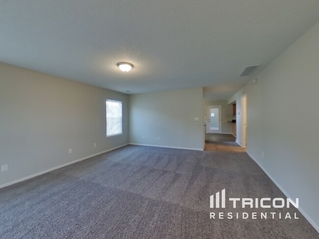 Building Photo - 1401 Thomas Dr