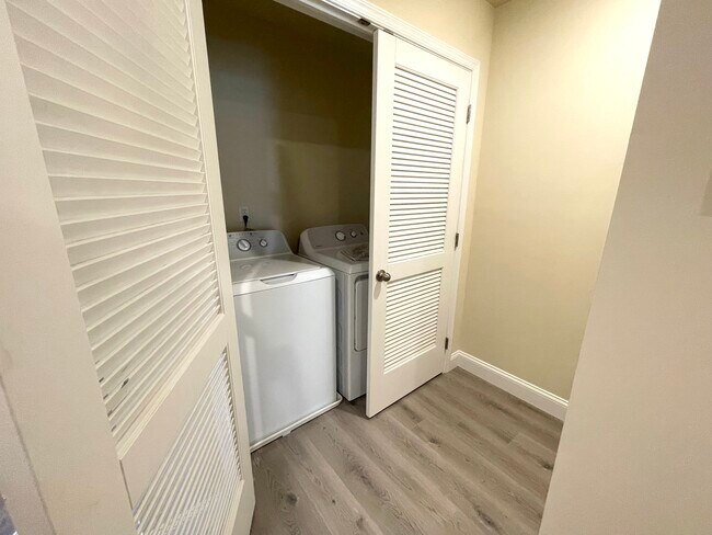 Washer & Dryer (in unit) - 1626 N Sydenham St
