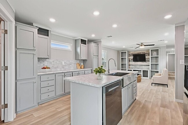 Foto del edificio - 1608 Fox Dr