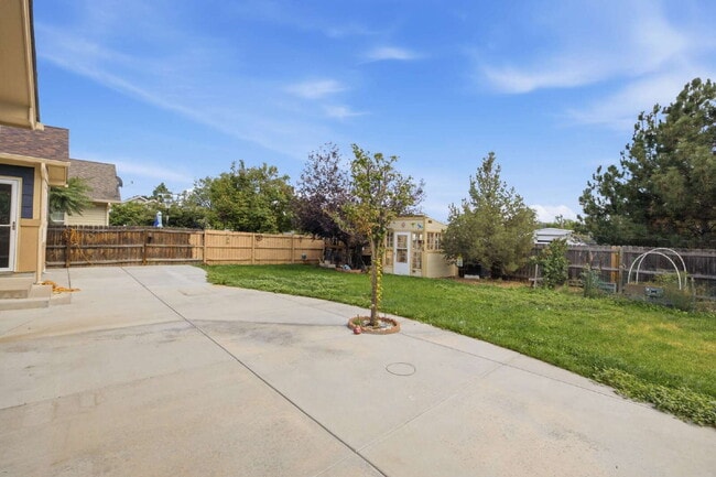 Building Photo - Spacious 5-Bed Retreat with Modern Updates in Aurora. Included - Greenhouse and Shed!