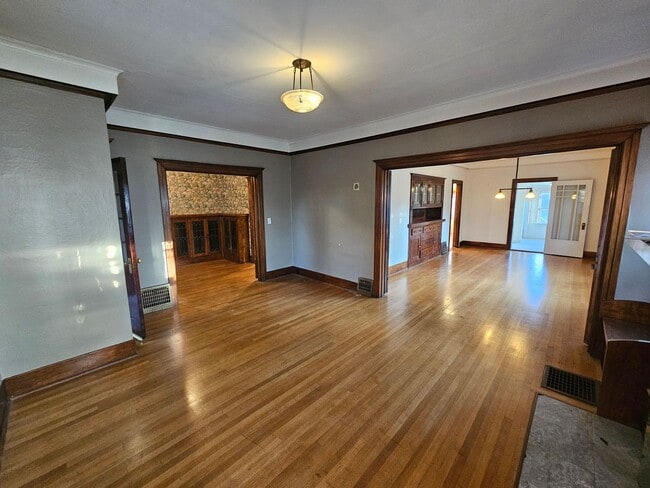 Building Photo - Beautiful Home on South Hill