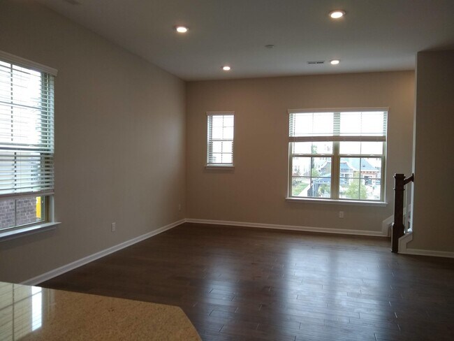 Foto del edificio - 2 bedroom town home next to Light Rail off...