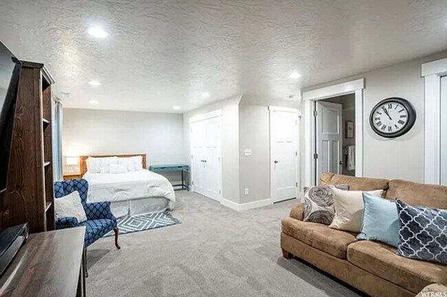 Foto del edificio - Coming Soon! 5 bed 3.5 Bath Townhome.