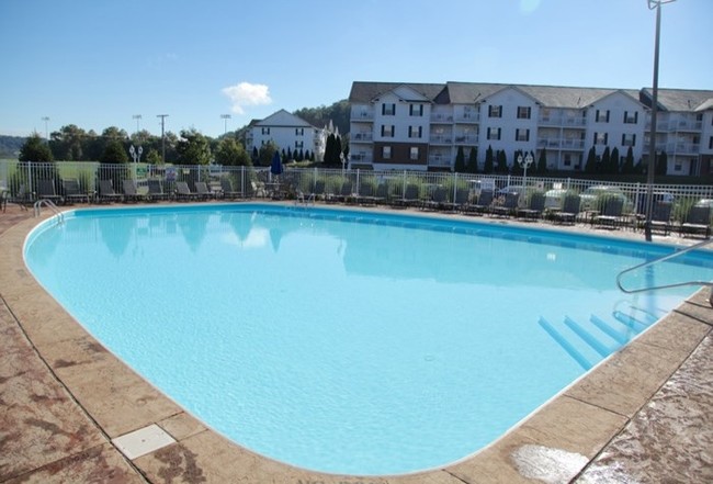 Pool - River's Edge Apartments