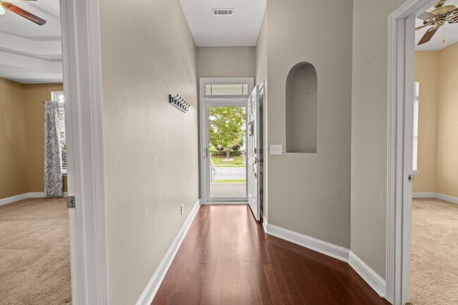 Foto del edificio - Available Now!  This is THE HOUSE.