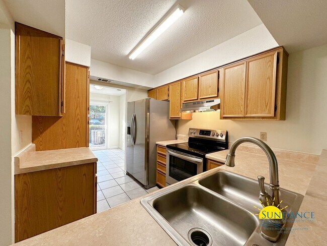 Foto del edificio - Centrally Located Townhouse with a Community Pool!