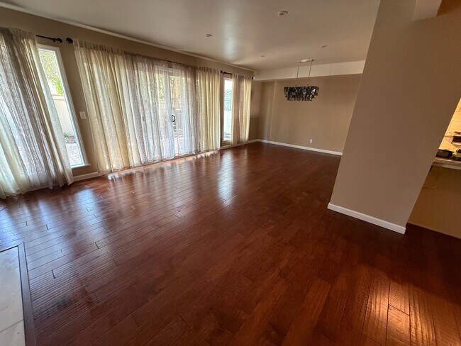 Foto del edificio - 2063 Village Ln