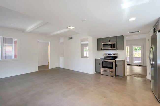 Building Photo - 5-Bedroom Tempe Home with Private Pool & Prime ASU Proximity